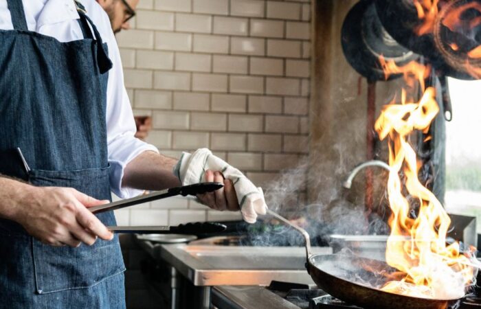 auxiliar de cozinha tem direito a insalubridade